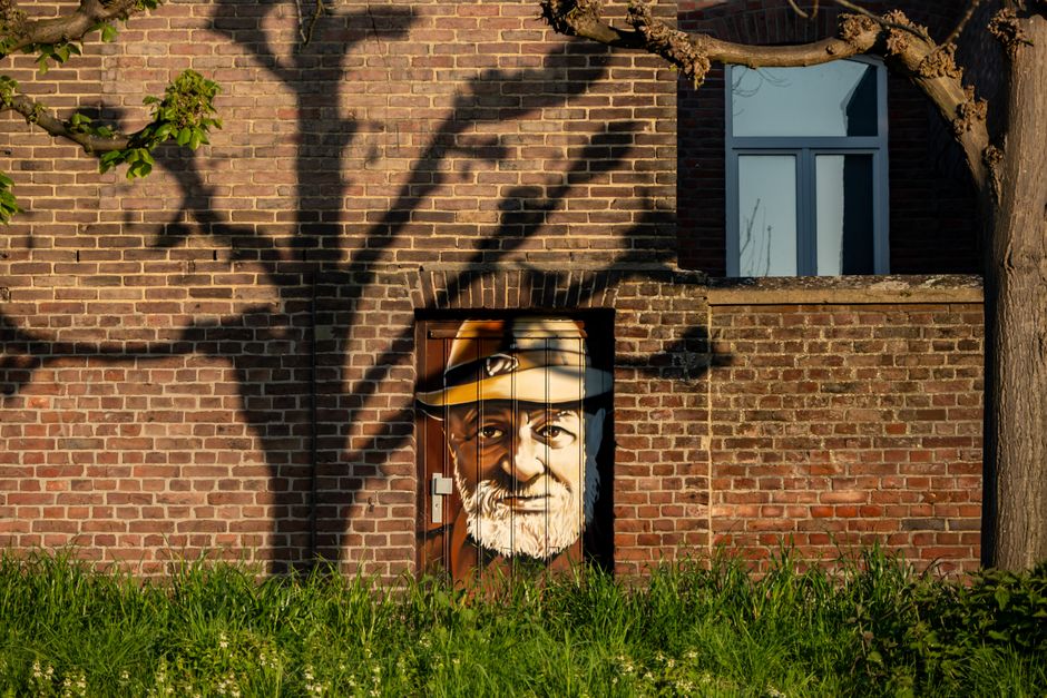 Dromenvanger schilderij op rustieke houten tafel.
