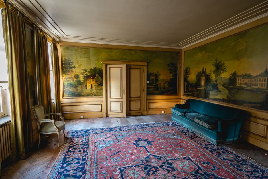 Donkerhouten leeshoek met comfortabele stoel.