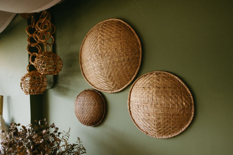 Eco-vriendelijke wanddecoratie met herfstbladeren in hal.