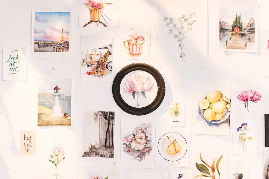 Combinatie van moderne meubels en botanische prints. Combinatie van moderne meubels en botanische prints.