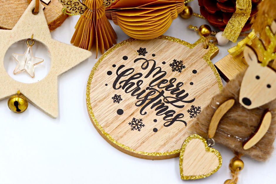Natuurlijk houten kerstballen aan een dennenboom.