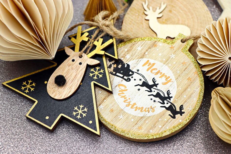 Tafel gedecoreerd met houten kerstaccessoires.