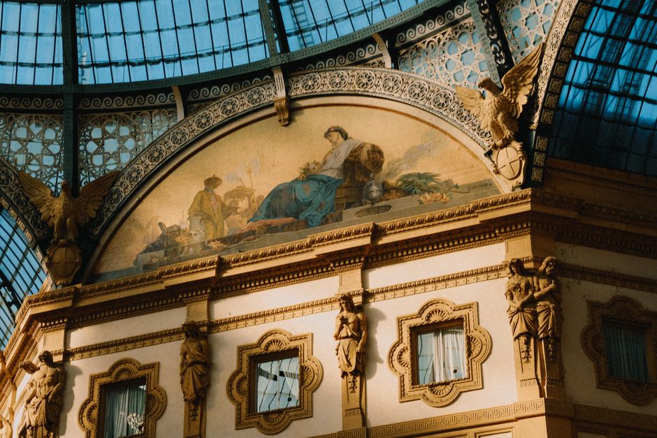 Donkere slaapkamer met Renaissance schilderijenwand. Donkere slaapkamer met Renaissance schilderijenwand.