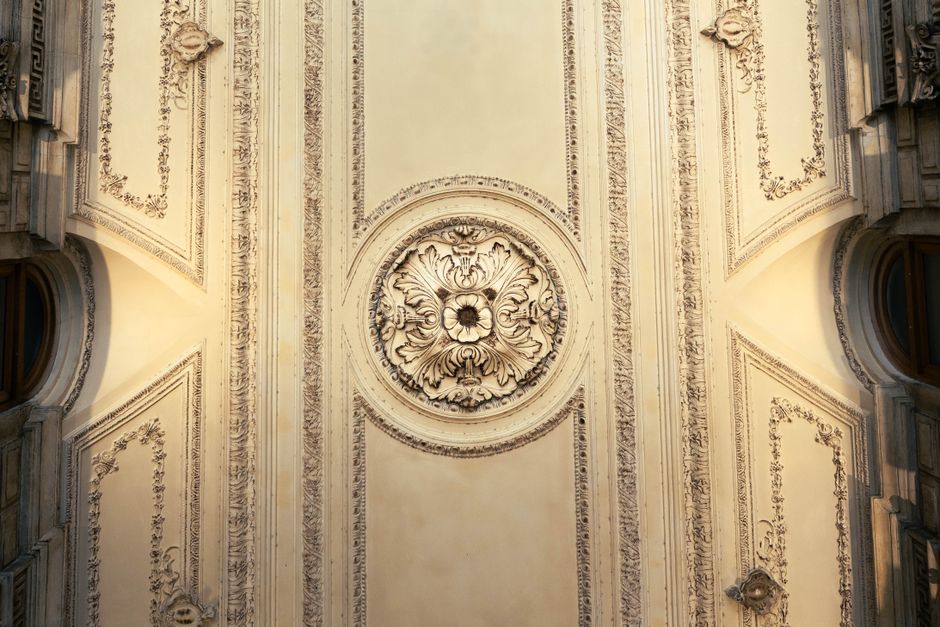 Renaissance wanddecoratie met gouden details op slaapkamer. Renaissance wanddecoratie met gouden details op slaapkamer.