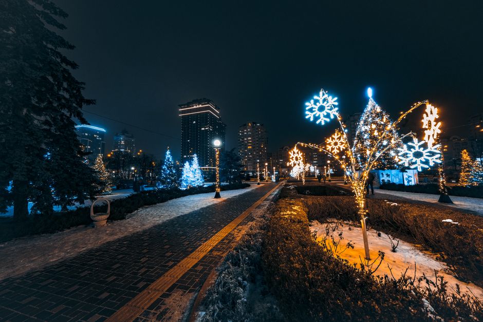 Feestelijke lantaarns verlichten sprookjesachtige wintertuin.